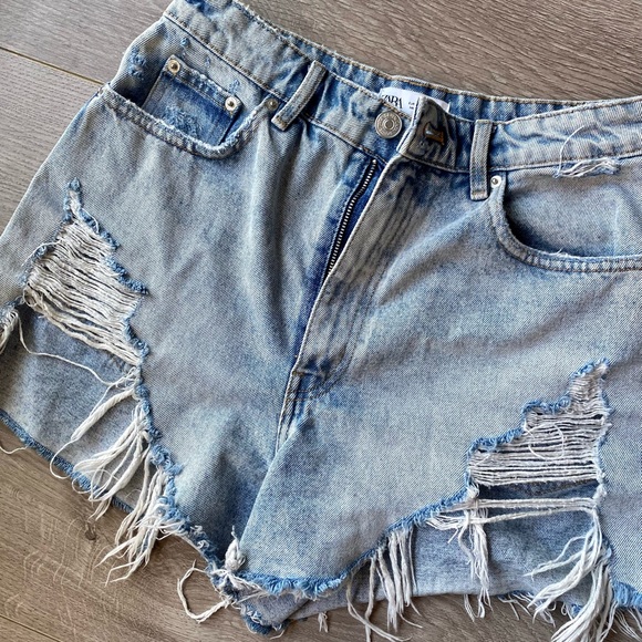 Like NEW Zara High-rise High-waisted Ripped Denim Shorts Blue - Picture 3 of 4